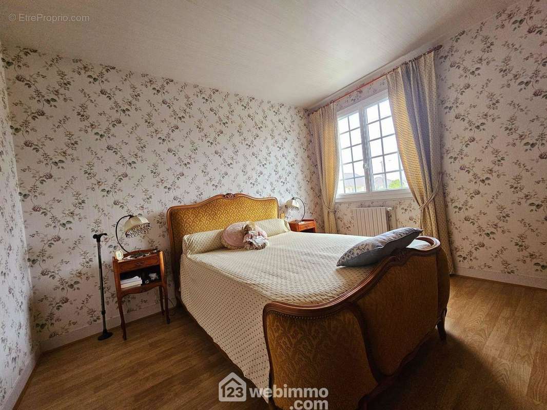 Une première chambre parquetée au rez-de-chaussée. - Maison à SENS