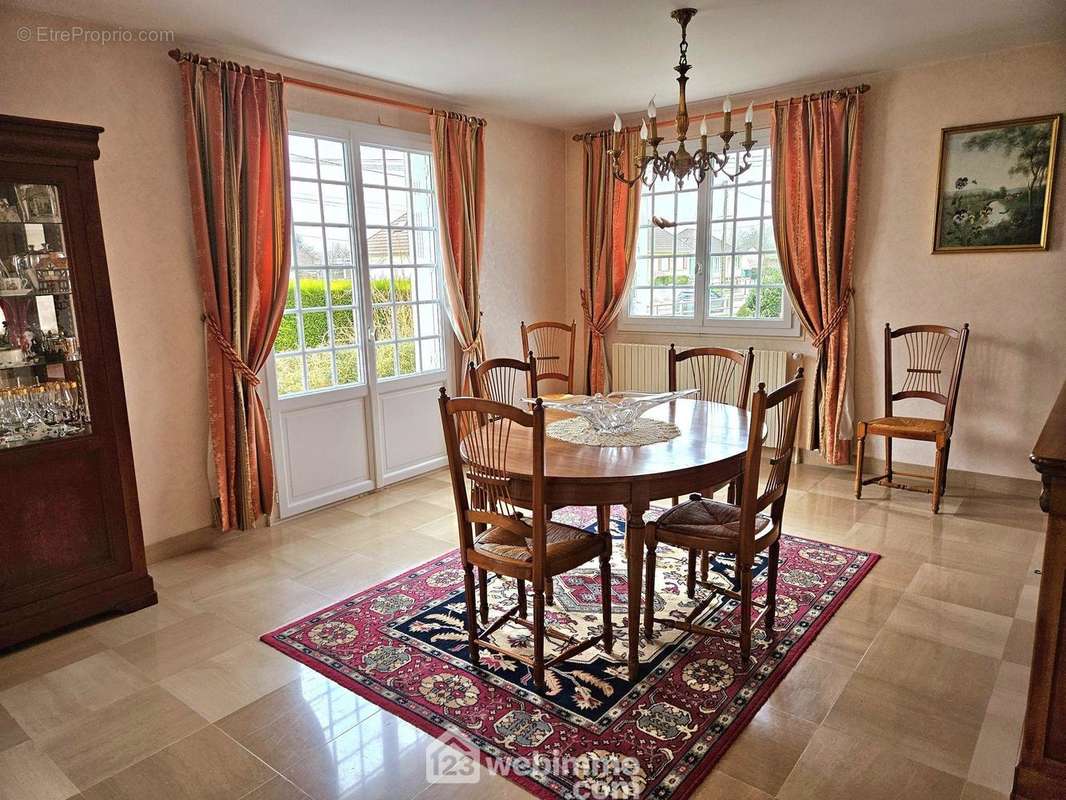 Une salle à manger lumineuse. - Maison à SENS