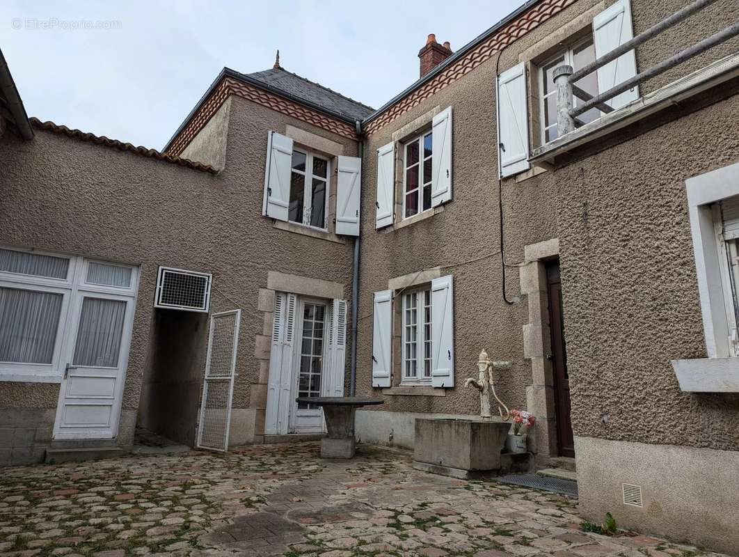 Appartement à LUSSAC-LES-EGLISES