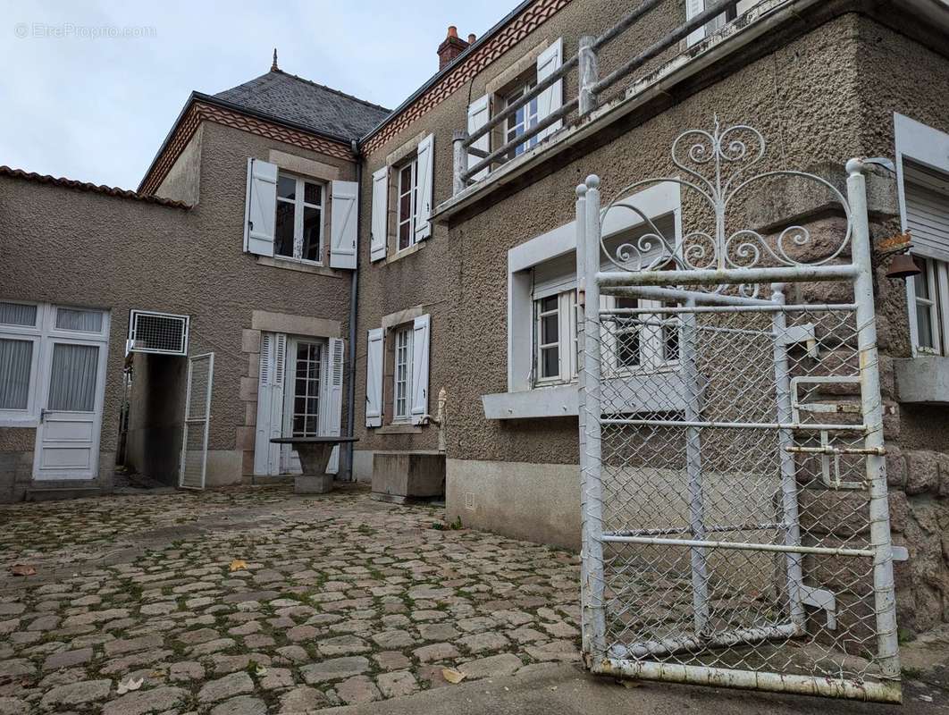 Appartement à LUSSAC-LES-EGLISES