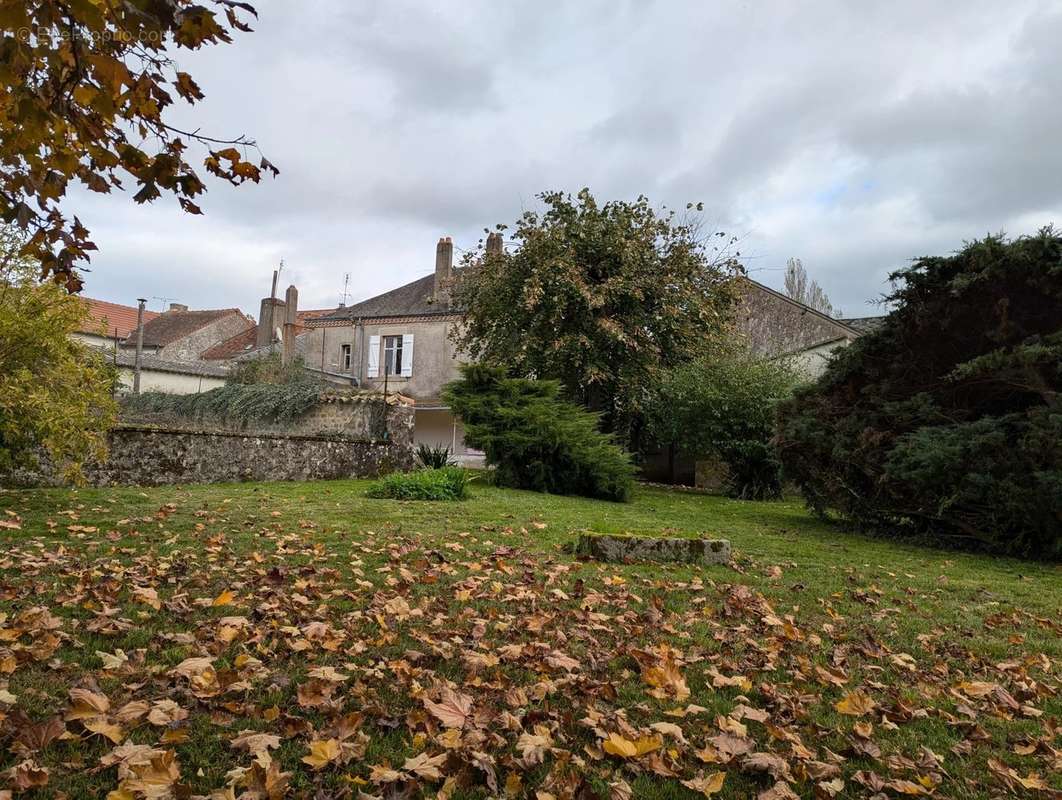 Appartement à LUSSAC-LES-EGLISES