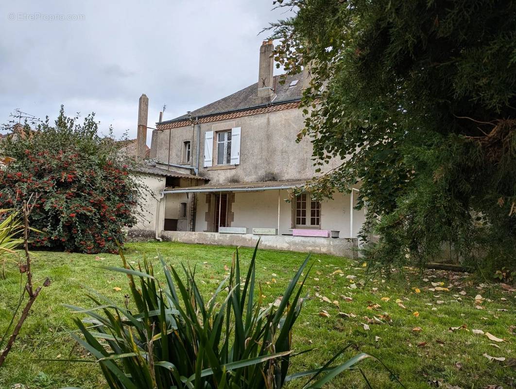 Appartement à LUSSAC-LES-EGLISES