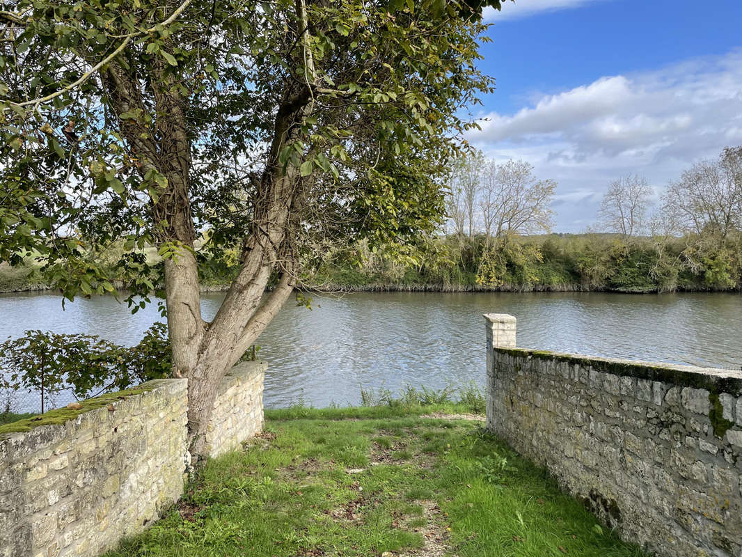 Maison à PORT-D&#039;ENVAUX