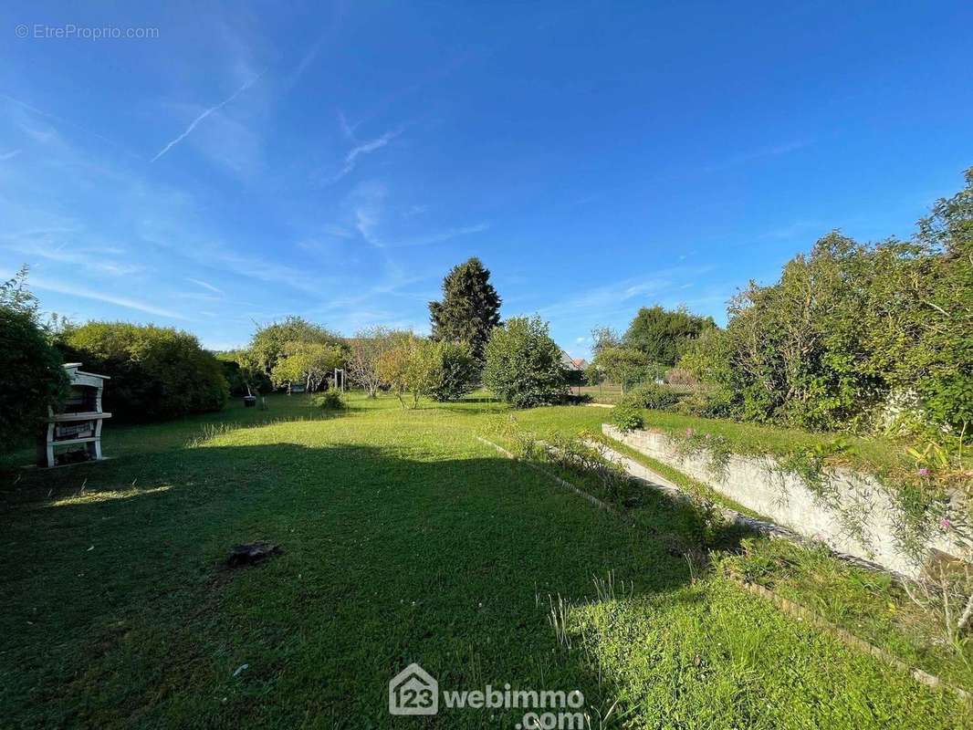 Erigée sur un terrain entièrement clos de 1582 m² - Maison à ANIZY-LE-CHATEAU