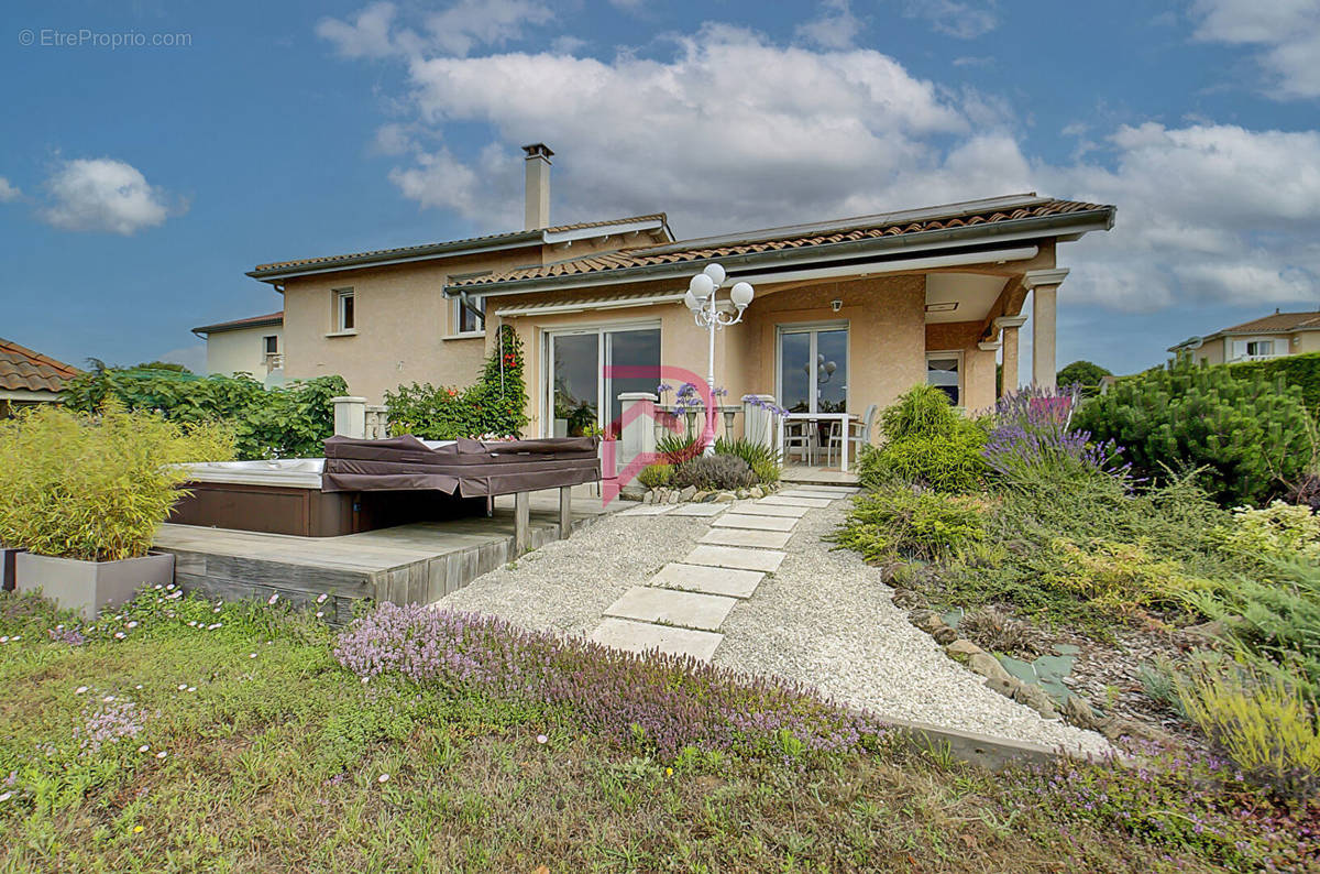 Maison à GREZIEU-LA-VARENNE