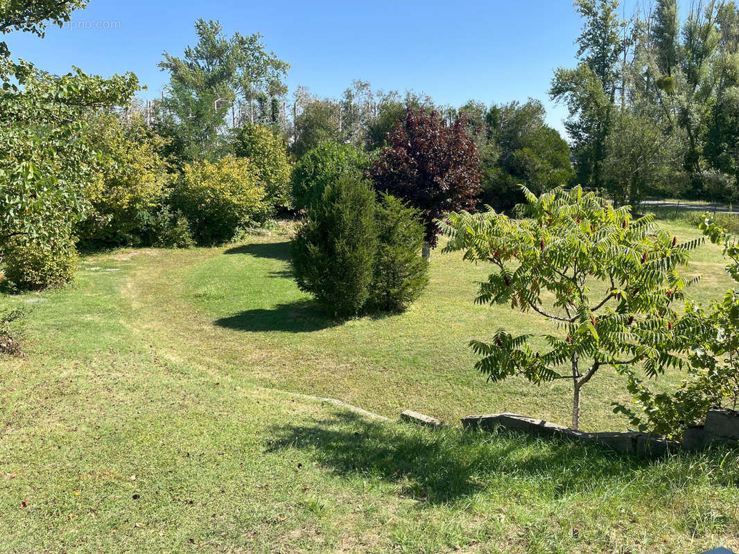 Autre à MEHUN-SUR-YEVRE