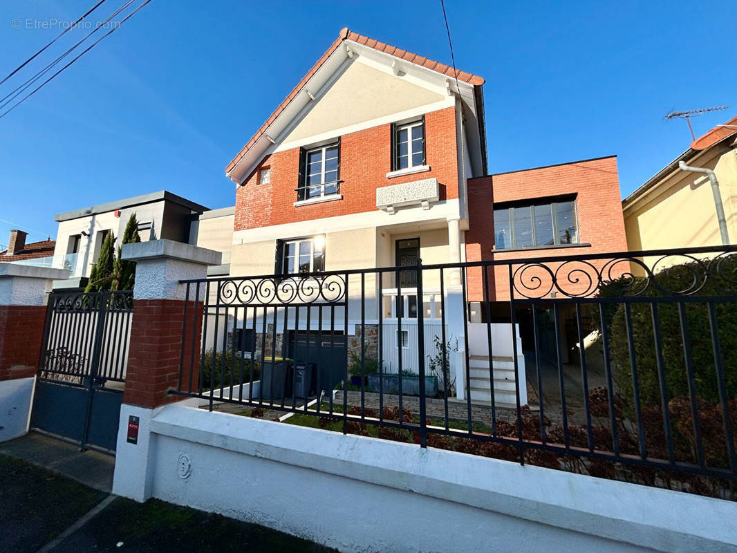 Maison à VERRIERES-LE-BUISSON