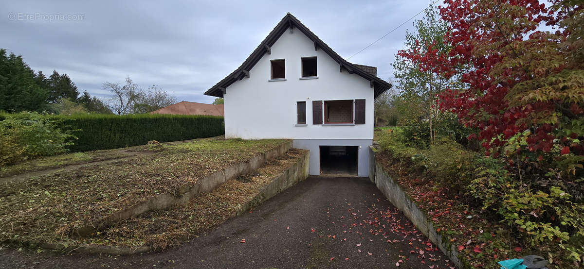 Maison à MONTREUX-CHATEAU