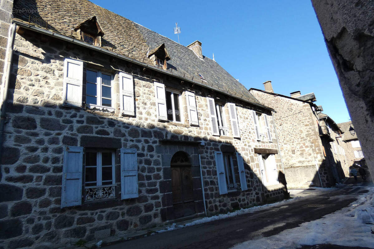 Maison à VIC-SUR-CERE