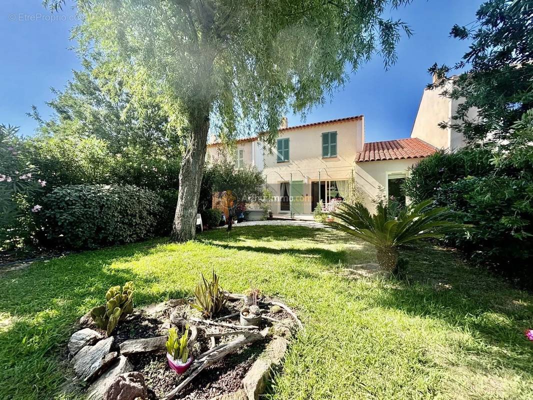 Maison à ROQUEBRUNE-SUR-ARGENS