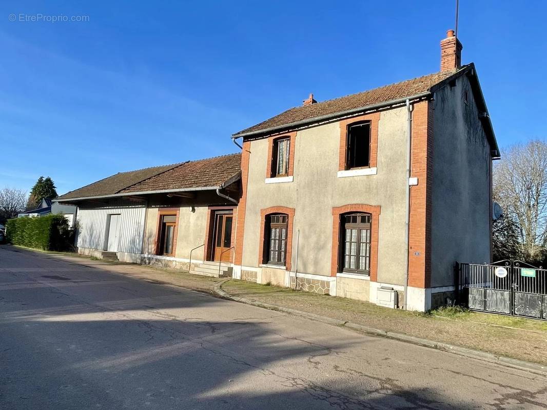 Maison à OUROUX-EN-MORVAN