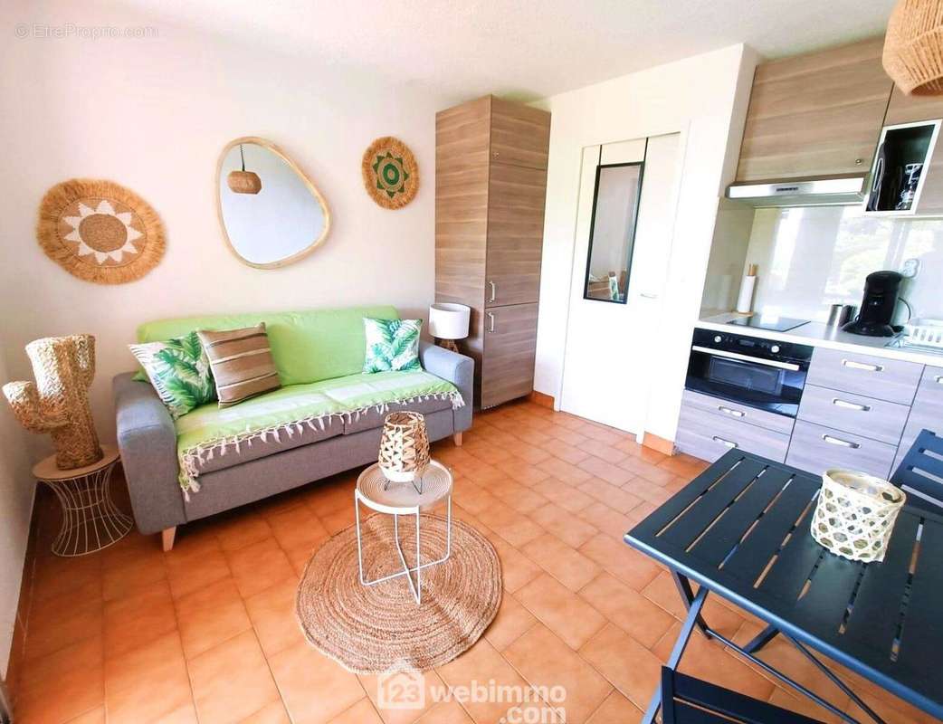 Séjour et cuisine ouverte entièrement équipée - Appartement à SAINTE-MAXIME