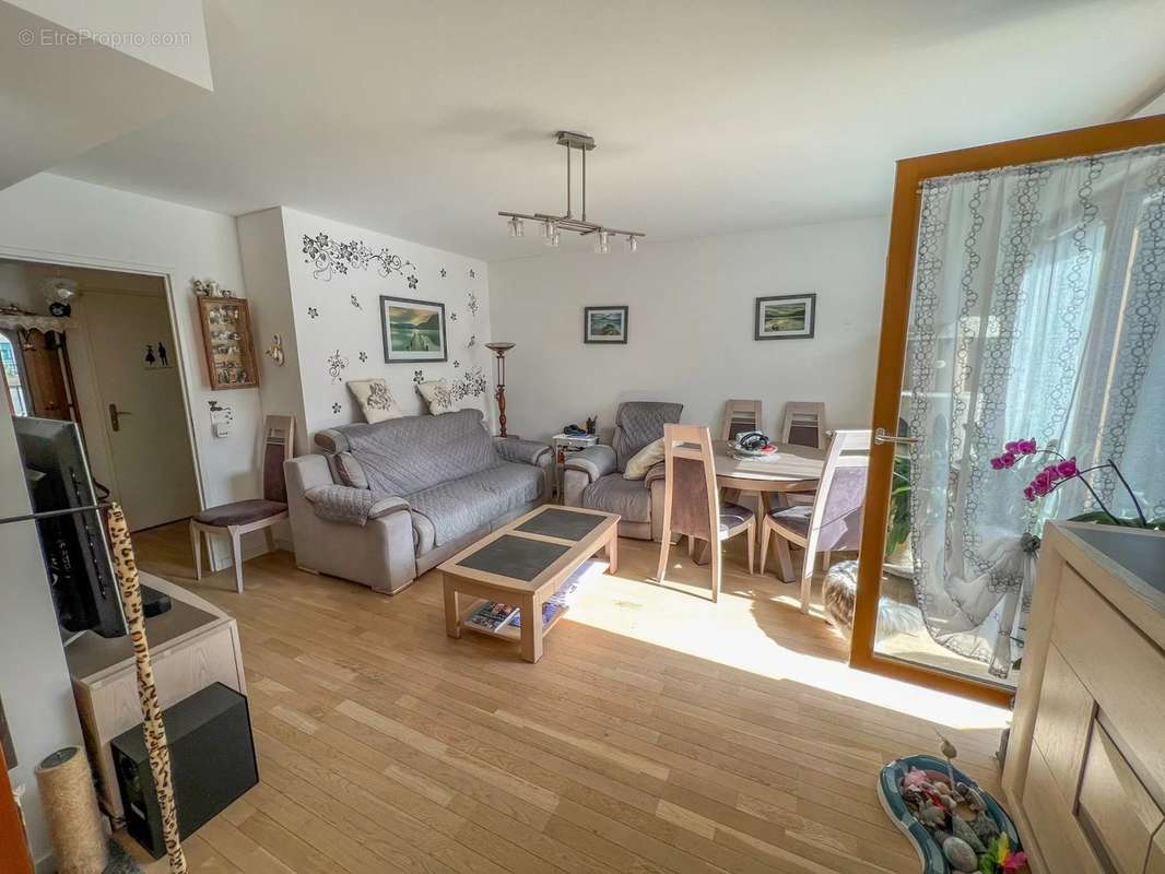 Appartement à LE MESNIL-SAINT-DENIS