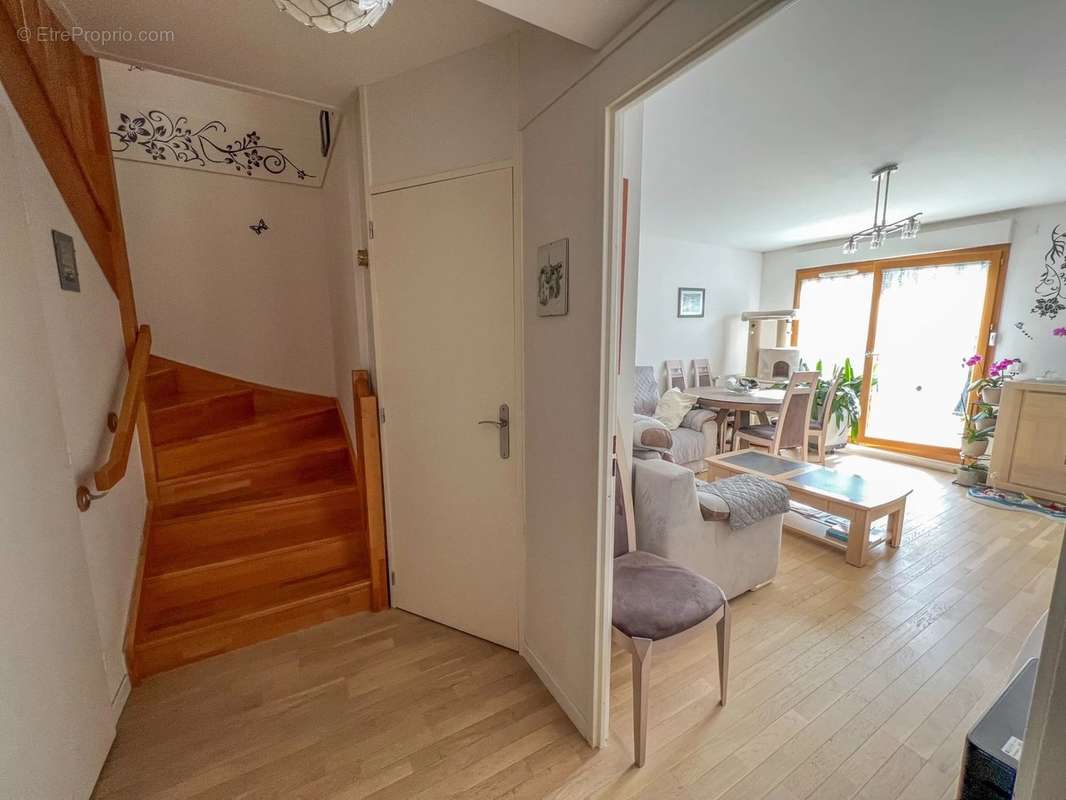 Appartement à LE MESNIL-SAINT-DENIS