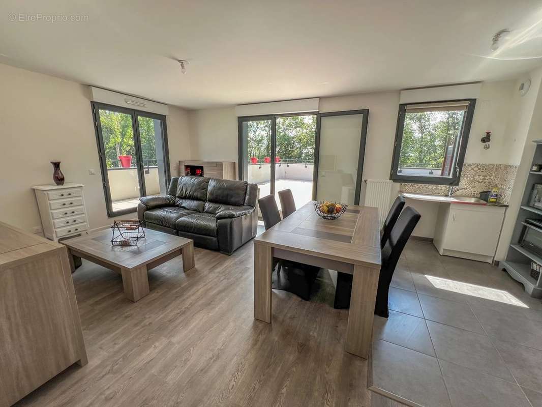 Appartement à LE MESNIL-SAINT-DENIS