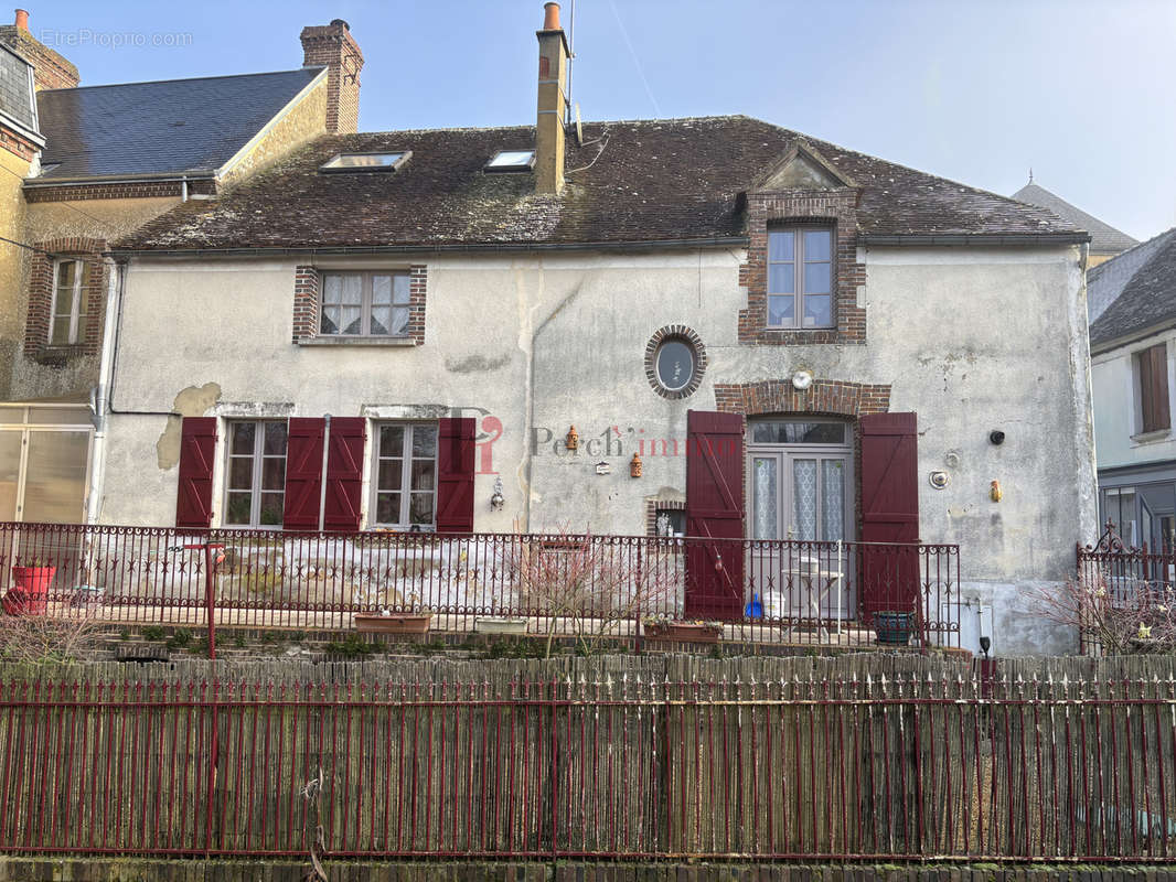 Maison à LA CHAPELLE-MONTLIGEON