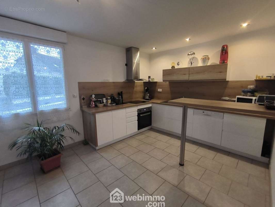 La cuisine équipée de 15 m² ouverte sur le séjour - Maison à SOISSONS