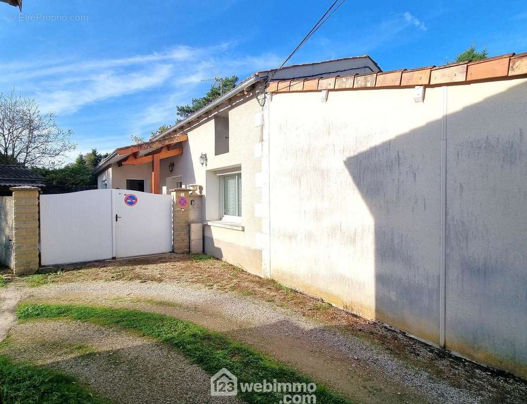 Au bout d&#039;une impasse, maison ancienne de plain-pied, 99 m2 habitables. - Maison à MONTAMISE