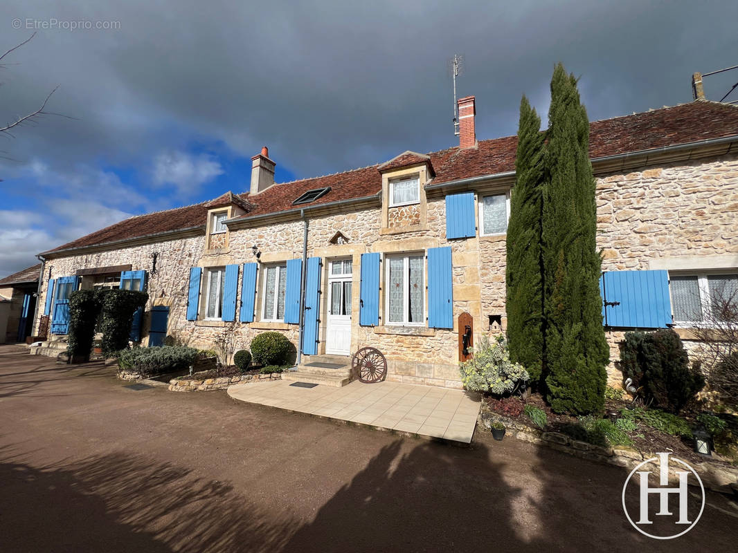 Maison à SAINT-PIERRE-LES-ETIEUX