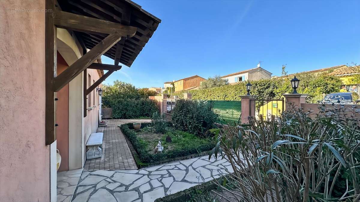 Maison à ROQUEBRUNE-SUR-ARGENS