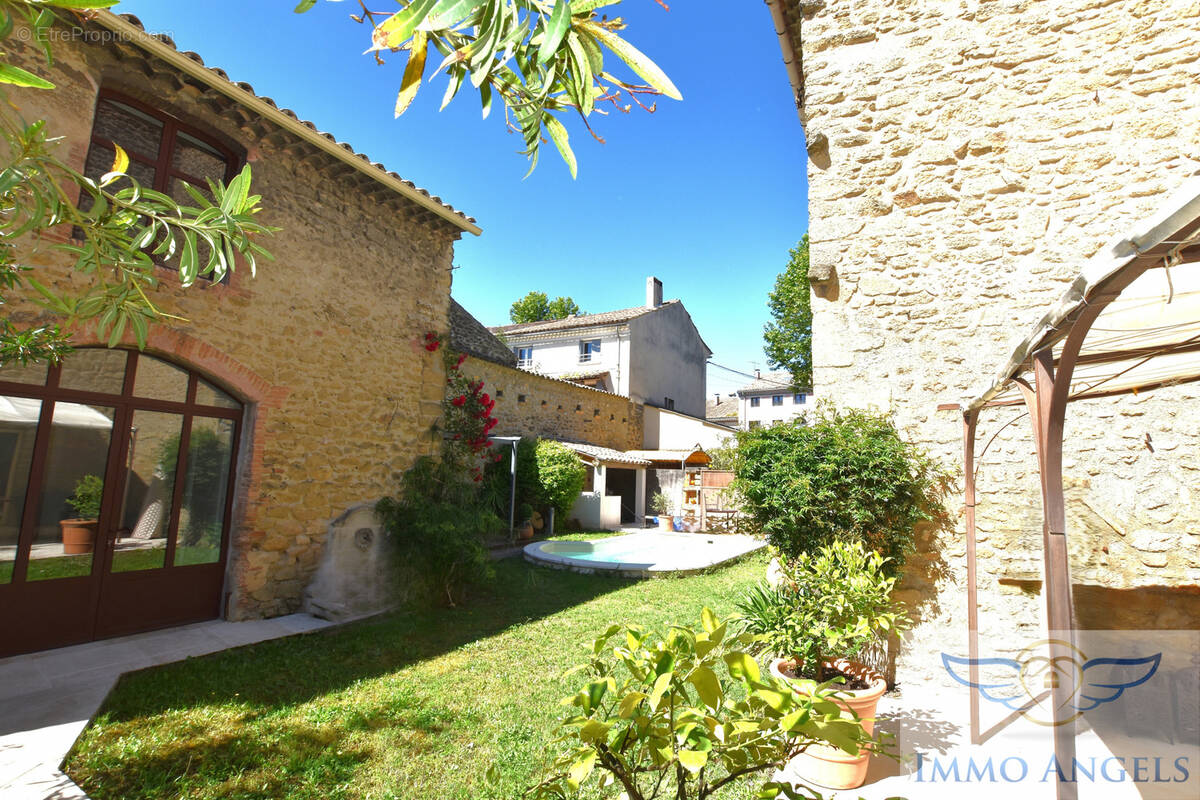 Maison à SAINTE-CECILE-LES-VIGNES