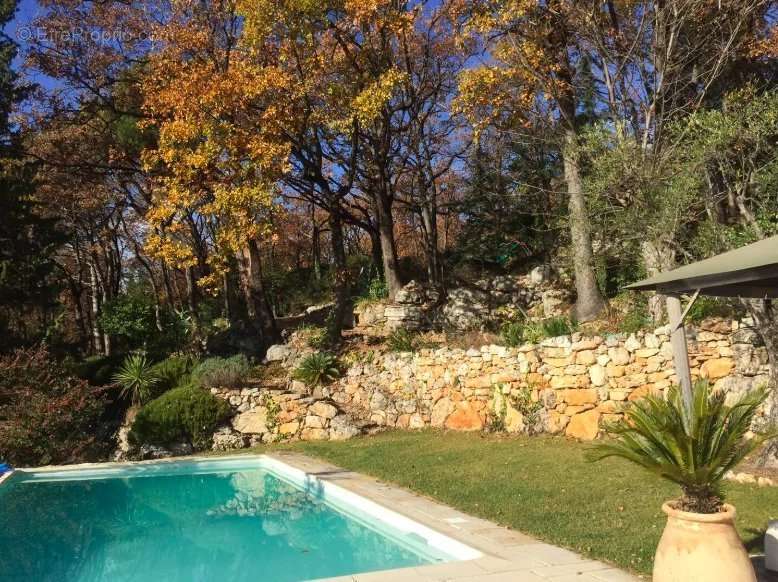 Maison à CHATEAUNEUF-GRASSE