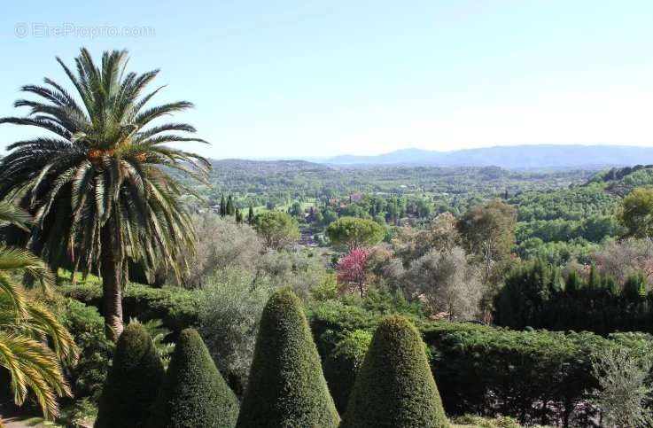 Maison à CHATEAUNEUF-GRASSE