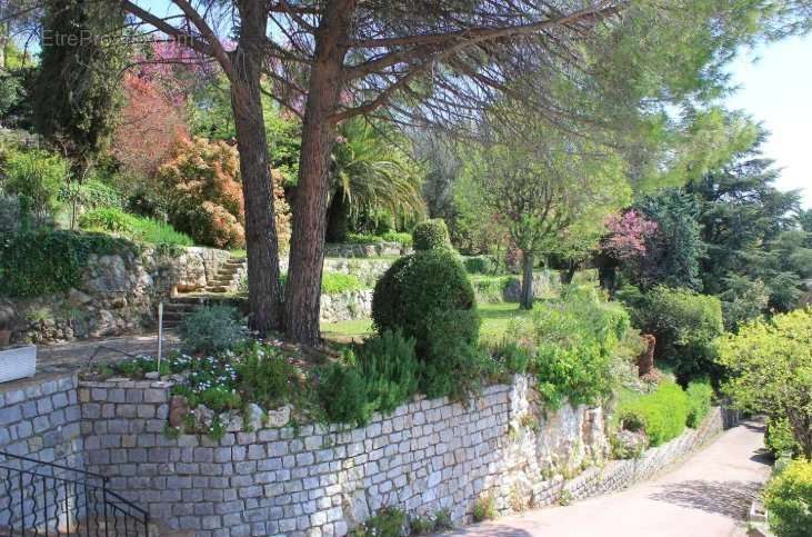 Maison à CHATEAUNEUF-GRASSE