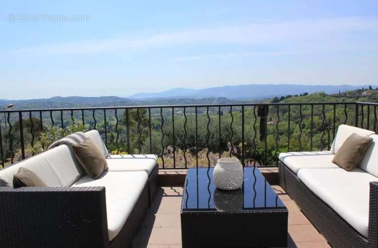 Maison à CHATEAUNEUF-GRASSE