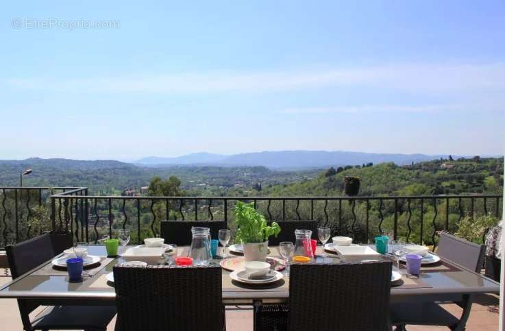 Maison à CHATEAUNEUF-GRASSE