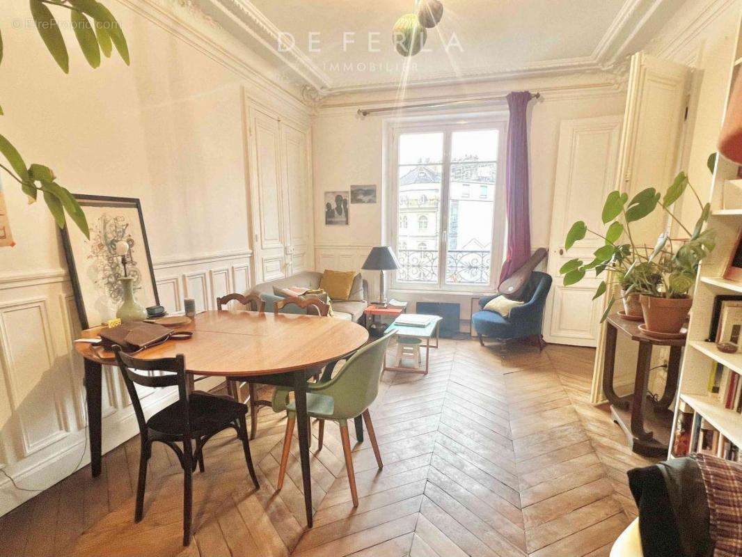 Appartement à PARIS-1E