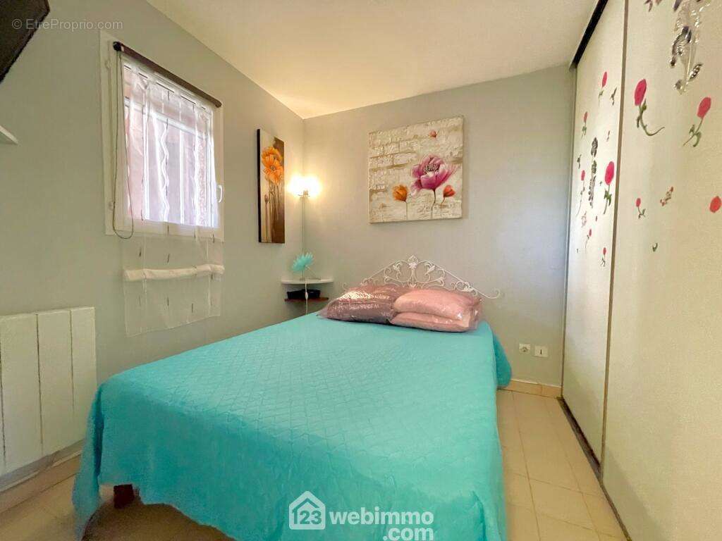 La chambre avec de nombreux rangements - Appartement à FREJUS