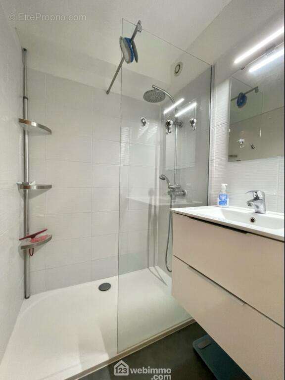 Salle de douche à l&#039;italienne - Appartement à FREJUS