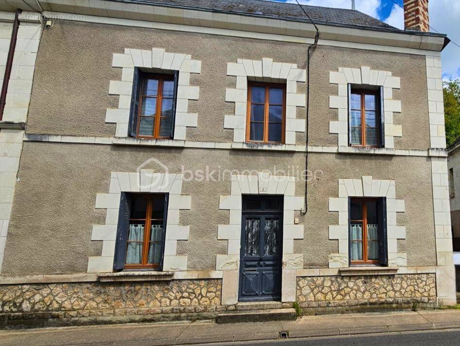 Maison à VILLAINES-LES-ROCHERS