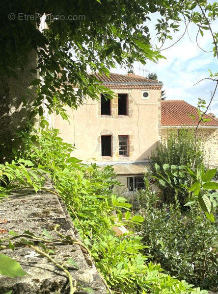 OVERVIEW - Maison à CONFOLENS