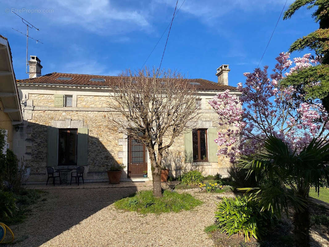 FACADE ET COUR - Maison à CHALAIS