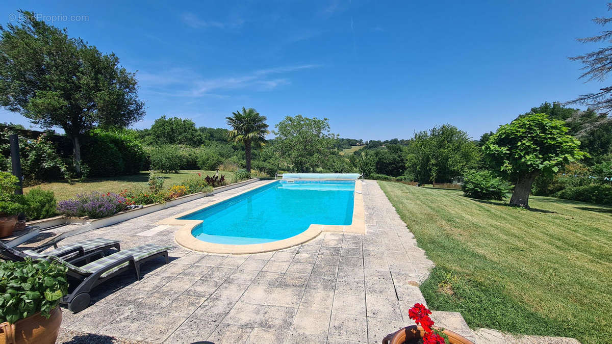 PISCINE - Maison à CHALAIS