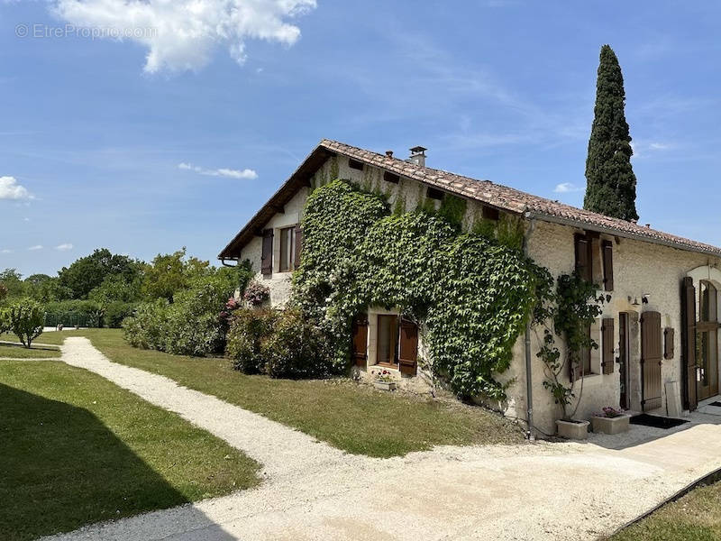 Maison à CHAMPAGNE-ET-FONTAINE