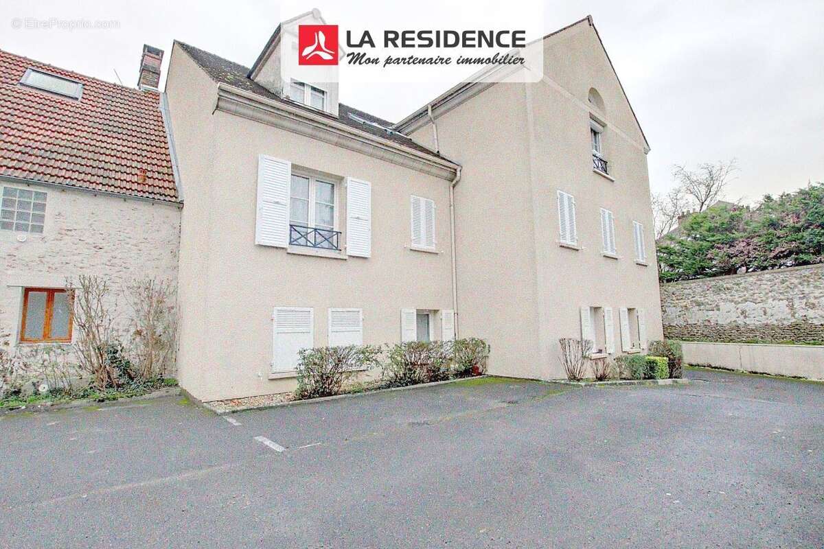 Appartement à LE MESNIL-SAINT-DENIS