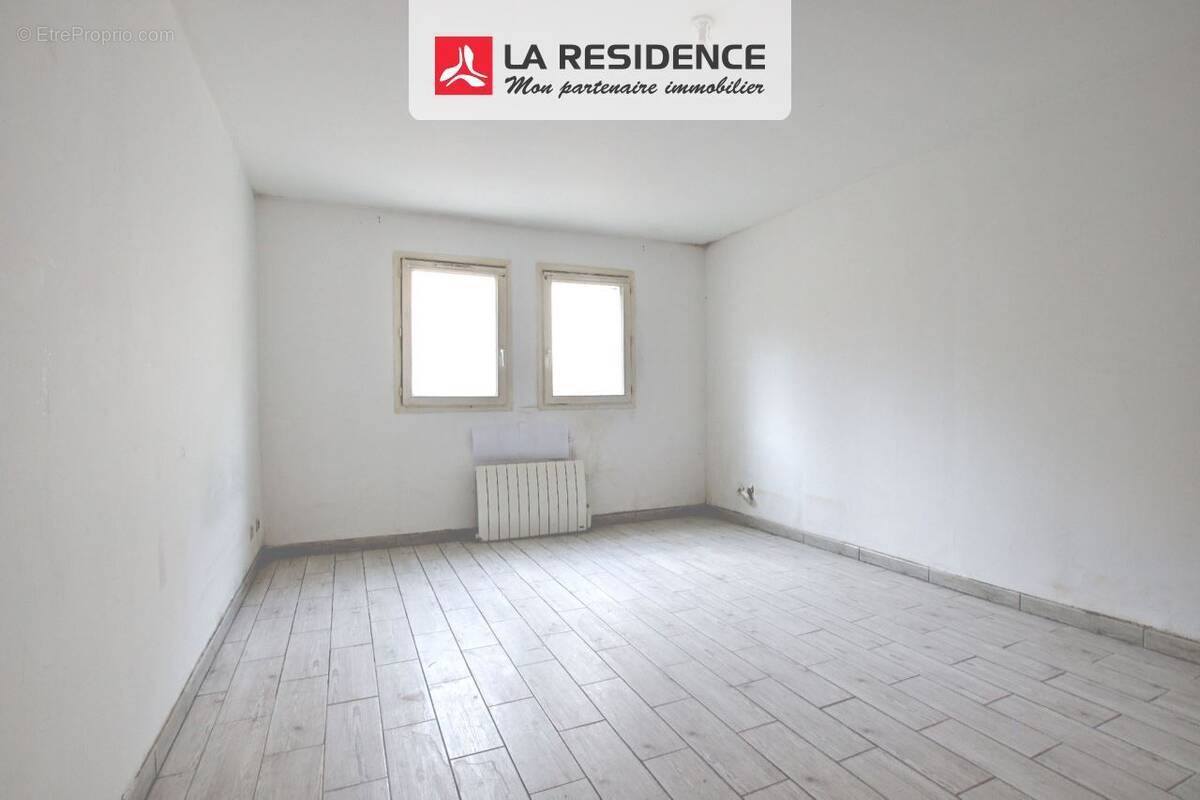 Appartement à LE MESNIL-SAINT-DENIS