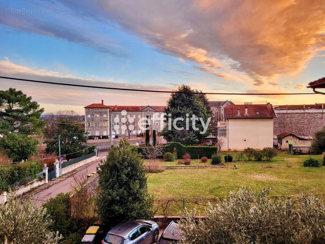 Appartement à SAINT-GENIS-LAVAL