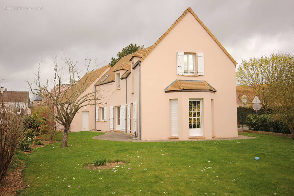 Maison à LE MESNIL-SAINT-DENIS