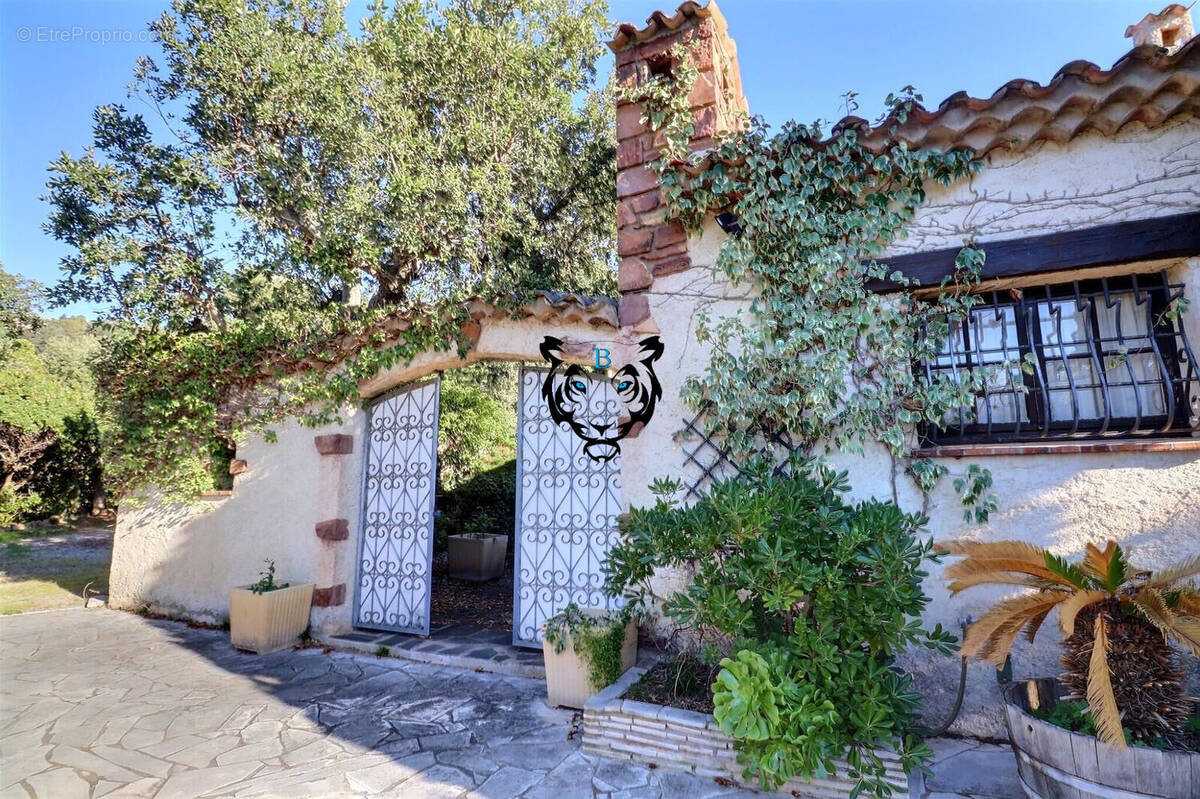 Maison à ROQUEBRUNE-SUR-ARGENS