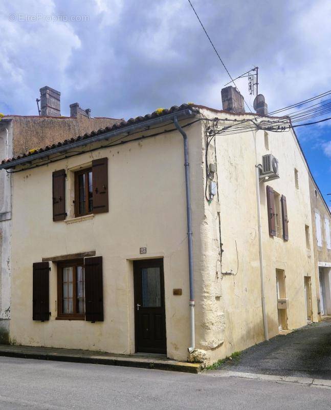 Maison à SAINT-JEAN-D&#039;ANGELY