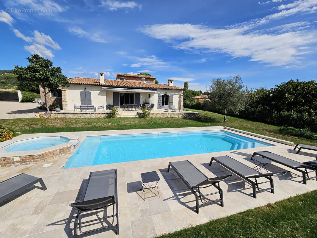 Maison à CHATEAUNEUF-GRASSE