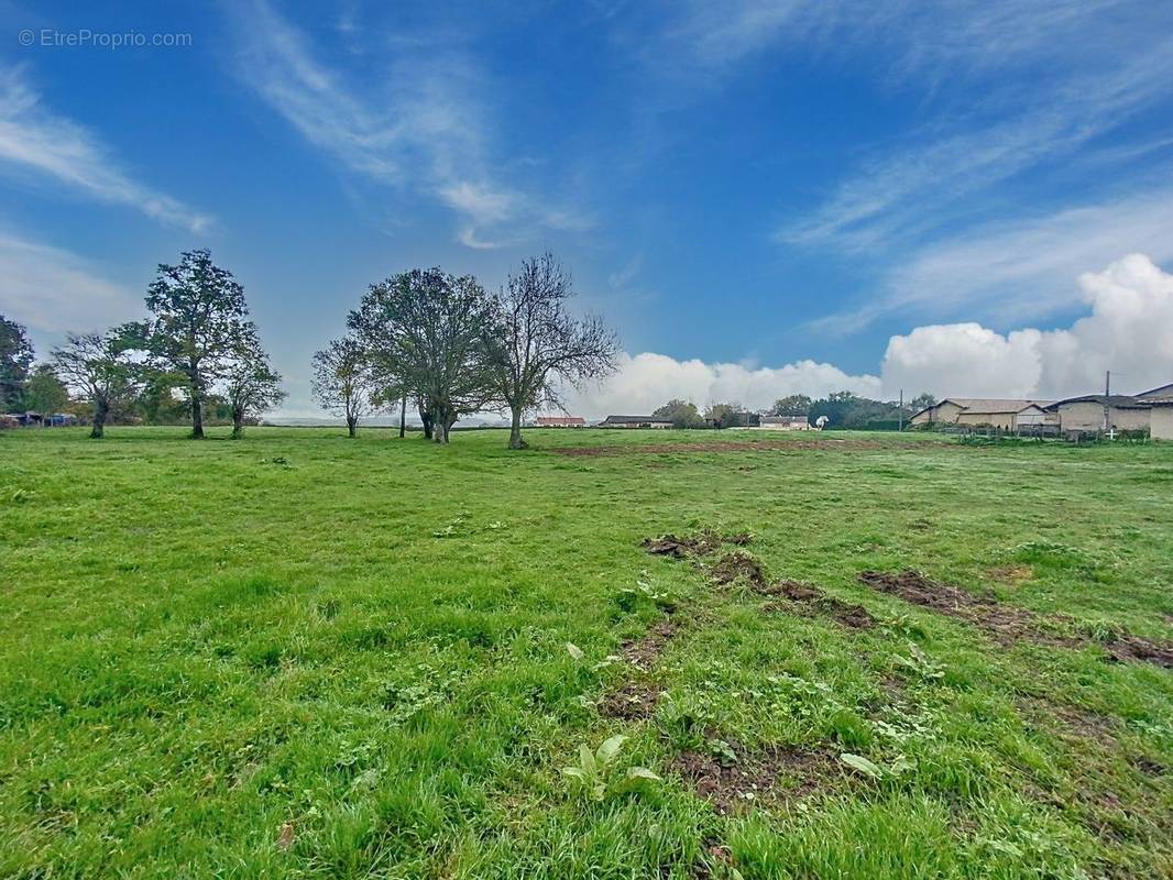 Terrain à PONT-DE-VAUX