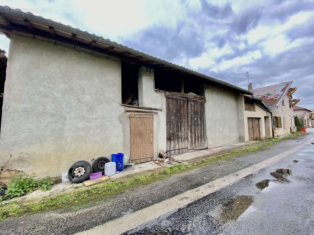 Maison à COURTES