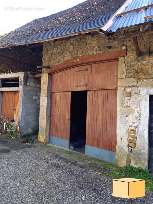 Parking à VIRIEU-LE-GRAND