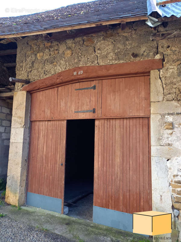 Parking à VIRIEU-LE-GRAND