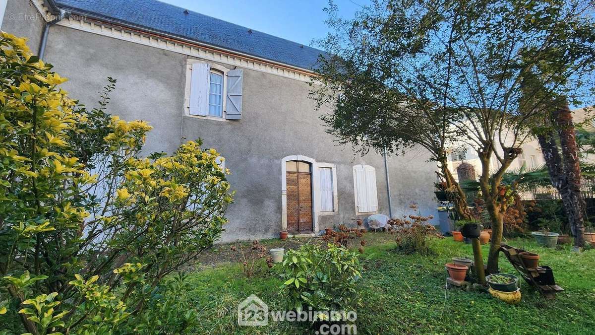 Appartement à NAY